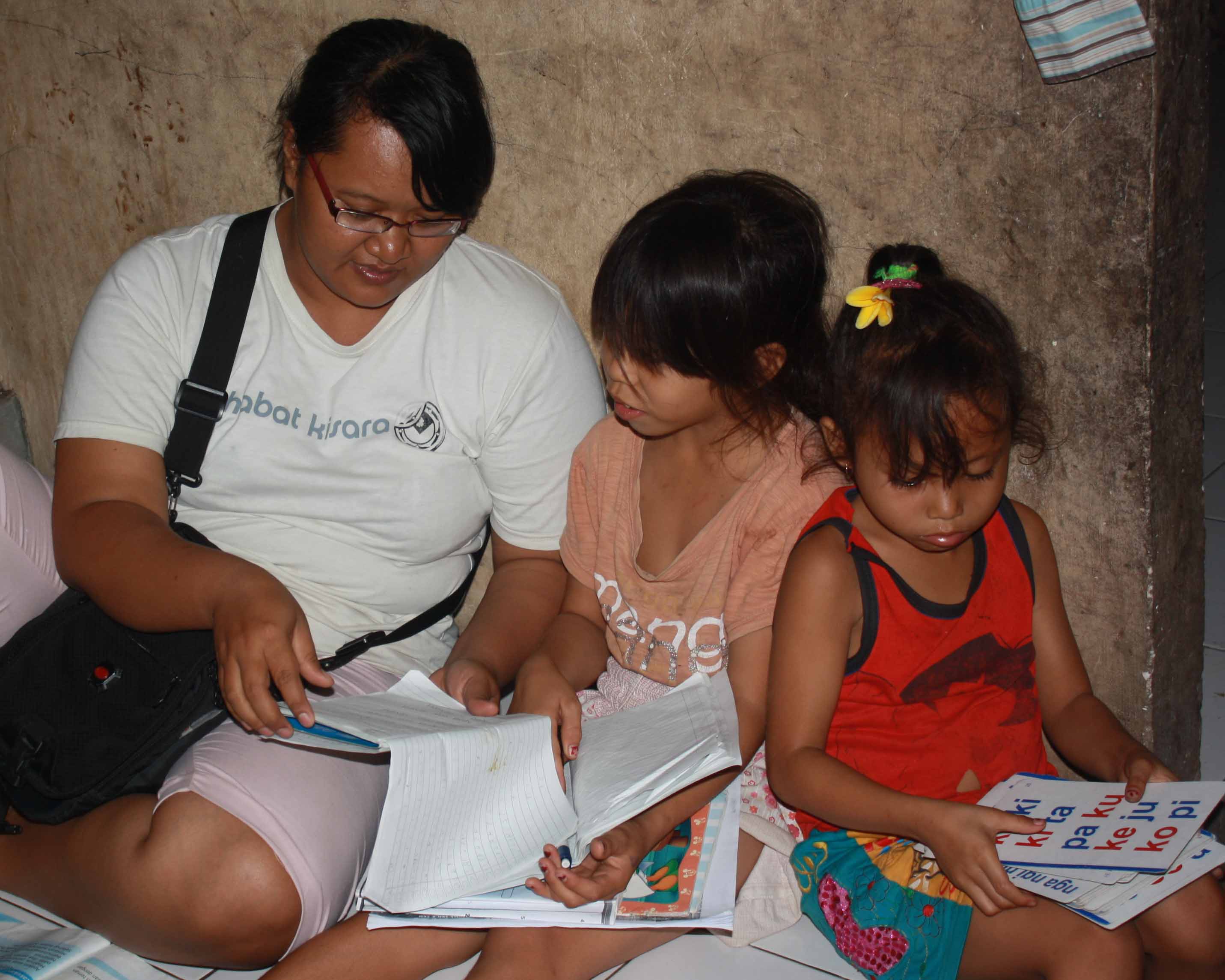 Mereka belajar membaca dan menulis dan berhitung Ada juga yang sekedar bermanja manja pada relawan yang datang bersama Luh De